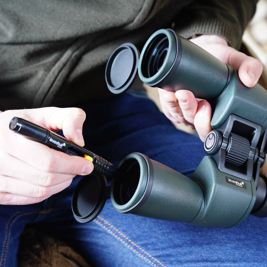 Cleaning binocular eyepieces with the Levenhuk LP10