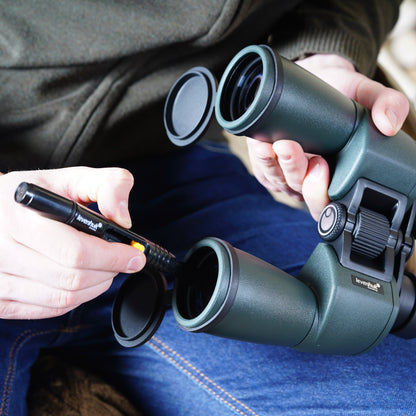 Cleaning binocular eyepieces with the Levenhuk LP10